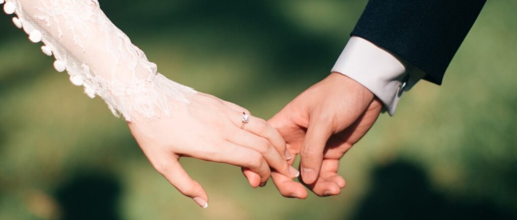結婚式で手を繋ぐふたり